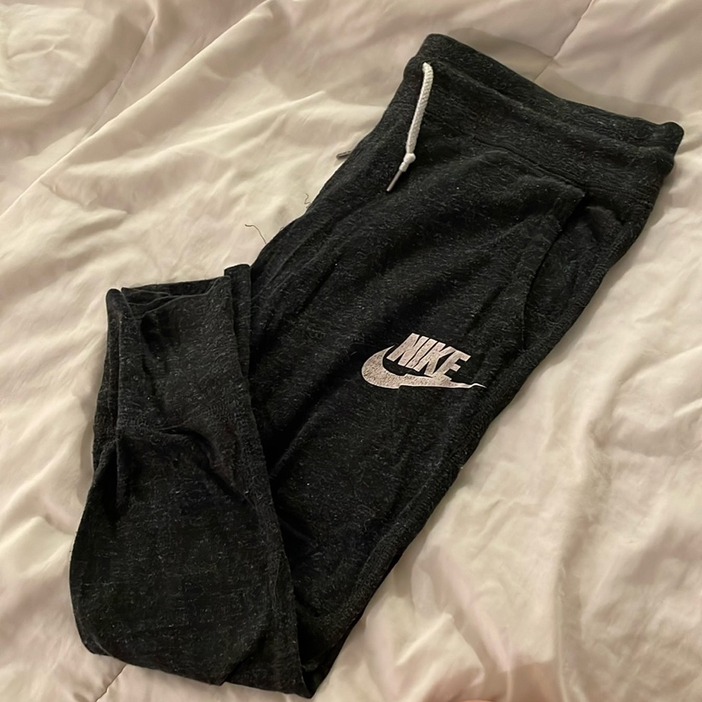 Nike Cropped Sweatpants - S